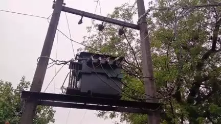 तालबेहट: तेरई फाटक क्षेत्र में मूसलाधार बारिश और बादलों की गर्जना के बीच करीब 48 घंटे से बिजली गुल, हजारों लोग प्रभावित
