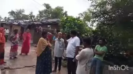 পুরুলিয়া ২: বৃষ্টি থামার পর তিন দিন পেরিয়ে গেল সকালেই সাধুডাঙ্গা প্রাথমিক বিদ্যালযে সামনে থাকা মানুষজনের খোঁজখবর নিতে পৌর প্রধান
