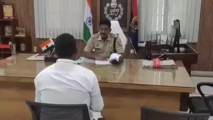 मऊ: बकवल स्थित एसपी कार्यालय में एसपी इलामारन जी ने की जनसुनवाई, लगभग 22 मामलों के निस्तारण के दिए निर्देश