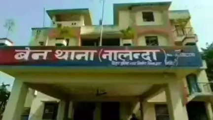 बेन: मखदुमपुर गांव: मारपीट मामले में न्यायालय के वारंटी को पुलिस ने किया गिरफ्तार