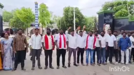 వరంగల్ కలెక్టరేట్ వద్ద బెస్ట్ అవైలబుల్ విద్యార్థుల యొక్క పెండింగ్ స్కాలర్షిప్ విడుదల చేయాలి అని విద్యార్థి సంఘాల ఆందోళన