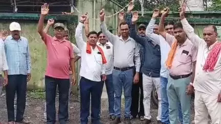 आदित्यपुर गम्हरिया: औद्योगिक क्षेत्र के सिक्स्थ फेज में वार्ड नंबर 3 के लोगों ने झारखंड विद्युत वितरण लिमिटेड कार्यालय का घेराव किया