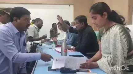 బల్దియా కార్యాలయం లో కాన్ఫరెన్స్ హాల్లో జరుగుతున్న ప్రజావాణి కార్యక్రమంలో ప్రజల నుండి వినతులు స్వీకరిస్తున్న కమిషనర్