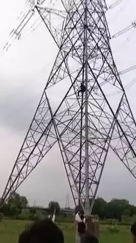 एक लड़की के प्यार में पागल व्यक्ति लट्ठे बढ़ गया है उतरने का मन नहीं है कह रहा है कि कंचन को मेरे पास बुला दो