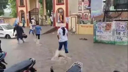 झुंझुनू: बारिश में बहा लेक्चरर बनने का सपना, जिला मुख्यालय पर आयोजित RPSC फर्स्ट ग्रेड भर्ती परीक्षा में देरी से पहुंचे अभ्यर्थी