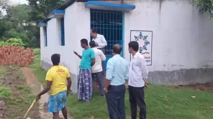 ভগবানগোলা ১: স্কুলের সামনের রাস্তা দখলের অভিযোগ, প্রতিবাদে শিক্ষক-শিক্ষার্থী ও এলাকাবাসী ভগবানগোলার কালুখালিতে
