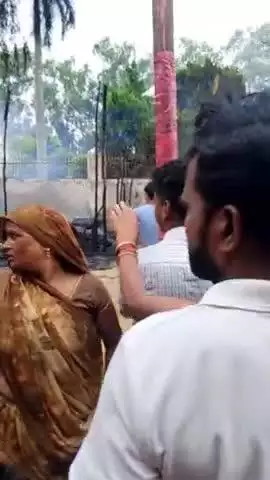 जिला बदायूं निवास मेले में लगी आग 
दुकान जल  के हुई राख