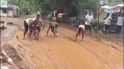 ସୁକିନ୍ଦା: ହାତୀବାରି ପଞ୍ଚାୟତ ପ୍ରବେଶର ମୁଖ୍ୟ ରାସ୍ତାରେ ଧାନ ତଳି ରୋପଣ କଲେ ବାପୁଜୀ ଯୁବକ ସଂଘ ଓ ଗ୍ରାମବାସୀ #jansamasya