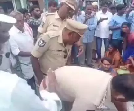 కళ్యాణదుర్గం: తాగునీటి సమస్యను పరిష్కరించాలని డిమాండ్ చేస్తూ కళ్యాణదుర్గంలోని టీ సర్కిల్లో బైఠాయించి ఆందోళన చేపట్టిన మహిళలు