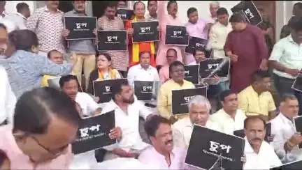 কলকাতা: সোমবার সপ্তাহের প্রথম দিনই ফের চরম বিশৃঙ্খলা বিধানসভায়