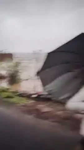 barsati gaon mein kisanon ko Bhari nuksan ho chuka hai ketu ke upar se bahar nikal rahi hai sunami Jaise