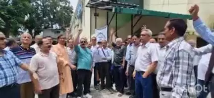 हल्द्वानी: हल्द्वानी के एसडीएम कोर्ट परिसर में सेवानिवृत्ति पेंशनधारियों ने केंद्र सरकार के खिलाफ किया प्रदर्शन