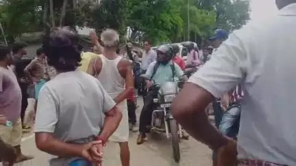 বিনপুর ১: বেহাল নিকাশি ব্যবস্থা, বাড়িতে ঢুকছে  জল ক্ষোভে বৈতাতে পথ অবরোধ বাসিন্দাদের