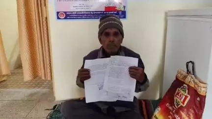 लोहाघाट बेटे को नौकरी की मांग को लेकर लोहाघाट अस्पताल में  115 वी बार धरने पर बैठे बुजुर्ग चेतराम