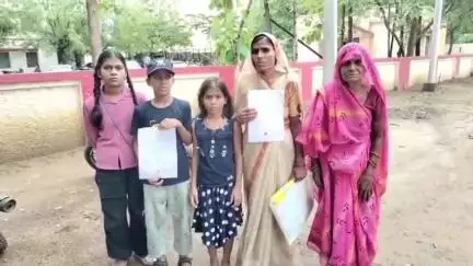 महोबा: पनवाड़ी के देवगनपुरा में पति ने बच्चों सहित पत्नी को किया बेघर, प्रताड़ना से तंग आकर पीड़िता एसपी कार्यालय पहुंची