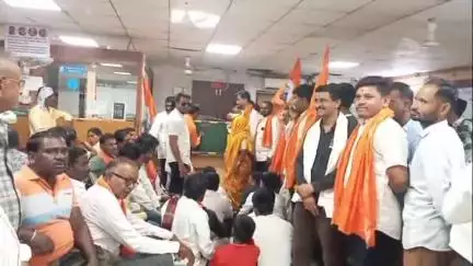 सेनगाव: ठाकरे गटाच्या वतीने शेतकऱ्यांना पीक कर्ज मिळत नसल्याने भारतीय स्टेट बँकेत शेतकऱ्याची शाळा भरवुन आंदोलन #jansamasya