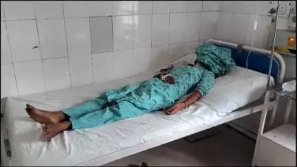 इटावा: सिविल लाइन क्षेत्र में युवती ने गर्दन पर ब्लेड मारकर आत्महत्या का किया प्रयास, जिला अस्पताल में भर्ती