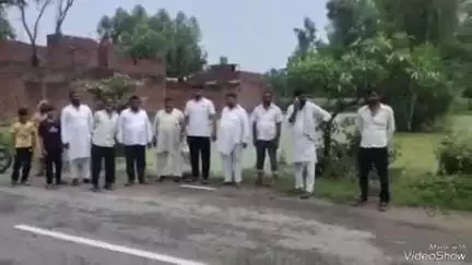 बेहट: रजापुर नोंगावा के ग्रामीण बारिश के पानी से घरों में घुसने के कारण दहशत में जीने को मजबूर