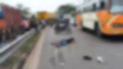 उन्नाव: अचलगंज थाना क्षेत्र के गहरा में लखनऊ-कानपुर हाइवे के पास डंपर की टक्कर से बाइक सवार एक युवक की हुई मौत व दूसरा हुआ घायल