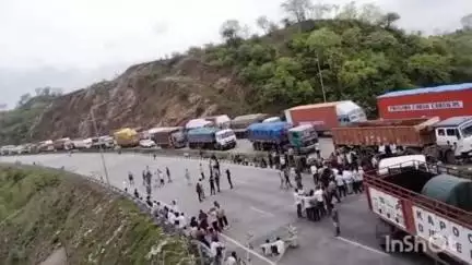 गिर्वा: उदयपुर-अहमदाबाद हाईवे पर ट्रक चालकों ने आरटीओ की कथित वसूली के खिलाफ किया हंगामा, लगाया जाम