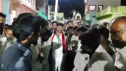 சூளகிரி: மேடுப்பள்ளியில் விஜய் பிறந்தநாளையொட்டி மாற்றுக்கட்சிகளிலிருந்து விலகிய 200க்கும் மேற்பட்டோர் தவெகவில் இணைந்தனர்