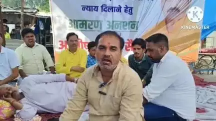 बस्ती: भाजपा के वरिष्ठ नेता आशीष शुक्ला के आमरण अनशन के छठे दिन समर्थन करने पहुंचे समाजसेवी अभय देव शुक्ला