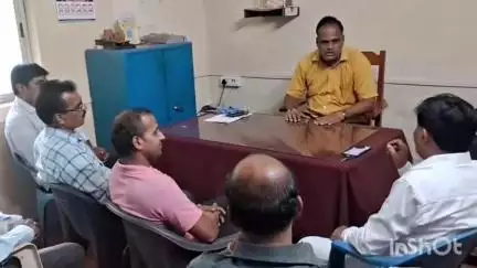 दोडामार्ग: कळणे येथे नुतन विद्युत खांब कोसळल्याने सदर कामाची चौकशी करून कारवाई करा : वीज ग्राहक संघटना, सरपंचांची कार्यालयात मागणी