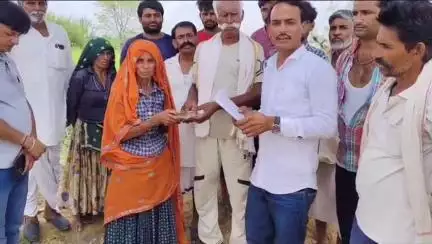 करौली: भोपान का पुरा में विधवा महिला का आग से जला आशियाना, व्हाट्सएप ग्रुप से जुटाए ₹2 लाख 511 की मदद महिला को सौंपी गई