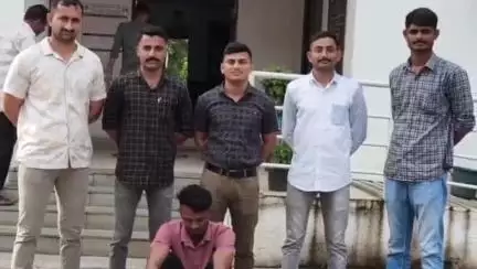 ભરૂચ: ભરૂચના પટેલ સુપર માર્કેટ સામે આવેલ ઘી કોડિયામાં થયેલ ચોરીનો ભેદ ઉકેલી કાઢી પોલીસે પાડોશીને જ ઝડપી પાડ્યો હતો.