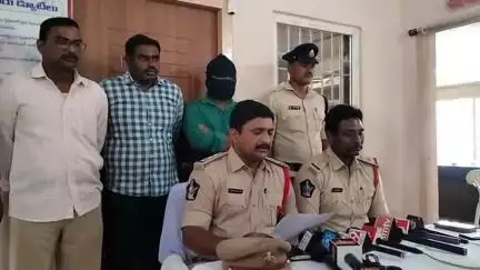 చిన్నపిల్లల హత్య కేసులో తండ్రి నిందితుడు: వివరాలను మీడియాకు వెల్లడించిన సీఐ చంద్రశేఖర్