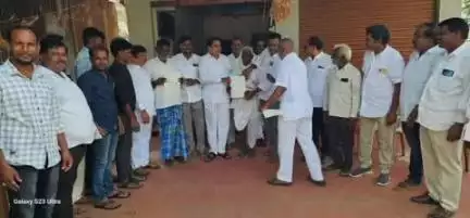 సంగారెడ్డి: సింగీతం గ్రామంలో మంత్రి ఆదేశాల మేరకు పలువురు లబ్ధిదారులకు సీఎంఆర్ఎఫ్ చెక్కులు అందజేత : జిల్లా గ్రంథాల సంస్థ చైర్మన్