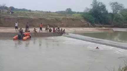 डेरापुर: फत्तेपुर गांव के पास सेंगुर नदी में नहाते समय डूबे दो युवकों में से एक 25 घंटे बाद बरामद, दूसरा युवक अभी भी लापता