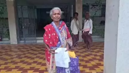 ଛତ୍ରପୁର: ଛତ୍ରପୁର ଠାରେ ଗଞ୍ଜାମ ଜିଲ୍ଲାପାଳଙ୍କ ଦ୍ବାରସ୍ଥ ହେଲେ ଚଷା ନିମଖଣ୍ଡିର ବେସାହାରା ବିଧବା ମହିଳା