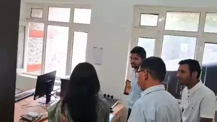 पौड़ी: जिलाधिकारी स्वाति एस. भदौरिया ने कलक्ट्रेट के विभिन्न पटलों का निरीक्षण किया, कार्यप्रणाली का लिया जायजा