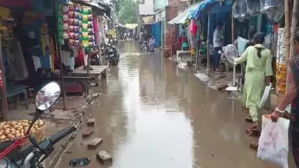 okari bajar me road ka Pani ka nikash nahi hone ke Karan aam logo ko ho rahi Parshani