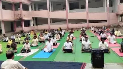 पूर्व विधानसभा अध्यक्ष विधायक देवतालाब श्री गिरीश गौतम ने किया योग प्राणायाम लोगों में योगा करने के लिए जागरूक किया जिससे स्वास्थ सही होता है