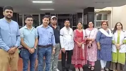 लाडपुरा: उदयपुर में चिकित्सक की करंट लगने से मौत के बाद कोटा में चिकित्सकों ने काली पट्टी बांधकर किया विरोध प्रदर्शन