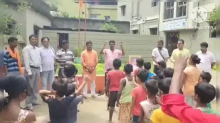 আরামবাগ: দৌলতপুরে ছোট ছোট বাচ্চাদের বই,খাতা,পেন ও খাবার উপহার দিয়ে ড: শ্যামাপ্রসাদ মুখার্জীর ৭৩ তম বলিদান দিবস পালন BJP-র