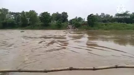নলহাটি ২: ব্রাম্ভনী নদীতে জলোস্তর বাড়ায় ভদ্রপুর সহ আরো অনান্য গ্রামের এলাকাবাসীরা পরেছে বিপাকে, ঘাটে মোতায়েন পুলিশ #Jansamasya