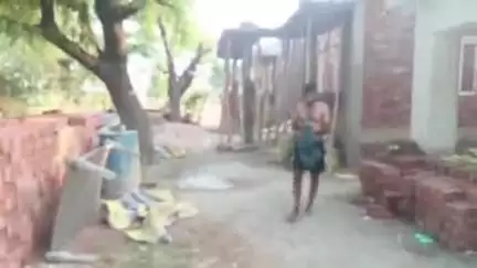 सरकारी जमीन पर किया जा रहा है निर्माण खड़ंजा के ऊपर दबंगों द्वारा रखा जा रहा है पिलर