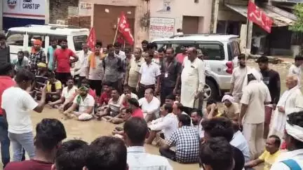 कैलारस: जलभराव की समस्या से परेशान विधायक ने MS रोड पर पानी में बैठकर किया प्रदर्शन, प्रशासन से निदान की मांग