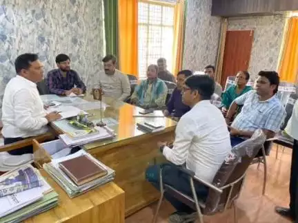 माधौगढ़: माधौगढ़ तहसील में एसडीएम ने बैठक की, साफ-सफाई पर दिया जोर, गंदगी वाली जगह पर दवाओं का छिड़काव करने का निर्देश