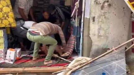 सरदारशहर: लेडीज मार्केट में बरसात के दौरान पुरानी जर्जर हवेली का छज्जा गिरा, एक की मौत और आधा दर्जन लोग घायल