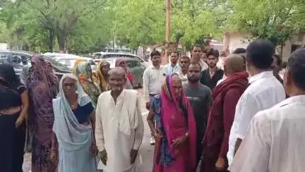 उरई: अलाईपुरा गांव की निवासी महिला ने पति की हत्या को लेकर गांव के लोगों के साथ मिलकर उरई जिलाधिकारी को दिया शिकायती पत्र