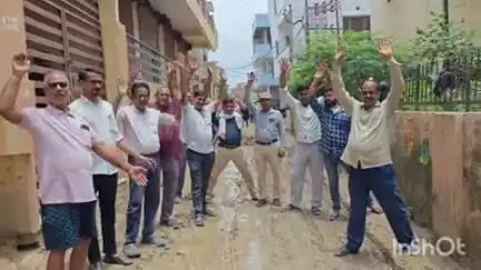 बिंदकी: महिला डिग्री कॉलेज के साथ का मार्ग कच्चा होने व नाली न बने होने के कारण लोगों को होती है परेशानी #jansamasya