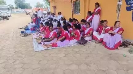 ଭଦ୍ରକ ଗ୍ରାମାଞ୍ଚଳ: ନୂଆବଜାର ମଞ୍ଜୁଳ ମଞ୍ଜରୀ ଶିଶୁ ମନ୍ଦିରରେ ଗୁରୁମା ଓ ଗୁରୁଜୀଙ୍କ ଅସନ୍ତୋଷ, ନ୍ୟାୟ ପ୍ରଦାନ ଦାବିରେ ସ୍କୁଲ ଆଗରେ ଧାରଣା