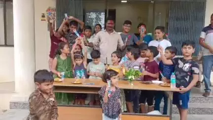 हटा: हटा में प्रधान आरक्षक जमीर खान ने बच्चों के साथ मनाई विदाई पार्टी, उपहार भी दिए