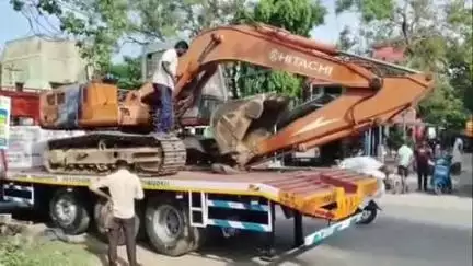 போச்சம்பள்ளி: மத்தூர் அருகே எம்.நடுபட்டு ஆற்றில் 4 யூனிட் மணல் கடத்திய கனரக இயந்திரம் Hitachi, டிப்பர் லாரி பறிமுதல்