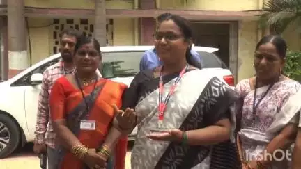 కరీంనగర్: కరీంనగర్ ప్రయివేట్ స్కూల్ లపై కలెక్టర్ కు ఫిర్యాదుచేసిన నేషనల్ హ్యూమన్ రైట్స్ కౌన్సిల్ స్టేట్ వైస్ ప్రెసిడెంట్ సౌమ్యశ్రీ