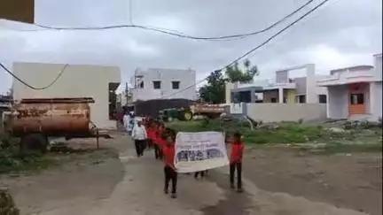 मालेगाव: आदर्श ग्रामपंचायत ढोरखेडा येथे विद्यार्थ्यांचे लक्ष जिल्हा परिषद शाळेकडे वळावे म्हणून विद्यार्थ्यांची गावातून प्रभात फेर
